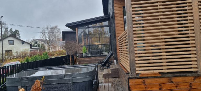 Omakotitalon laajennus Vantaalla ja vesikaton pellitys