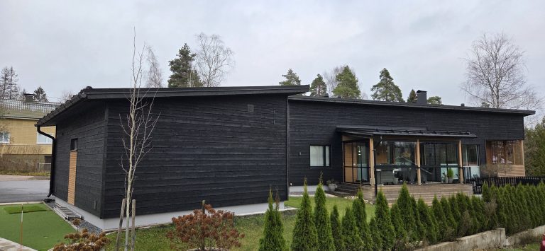 Omakotitalon laajennus Vantaalla: miten vanha ja uusi rakennusosa liitetään toimivaksi kokonaisuudeksi?
